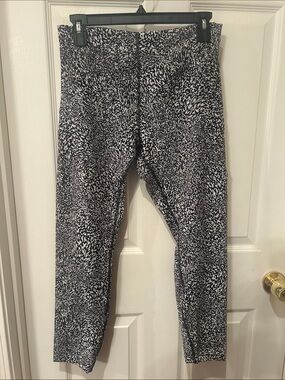 Lululemon women’s Black & White Patterned